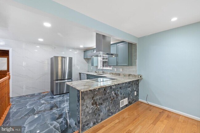 Building Photo - 2913 Collins Ave
