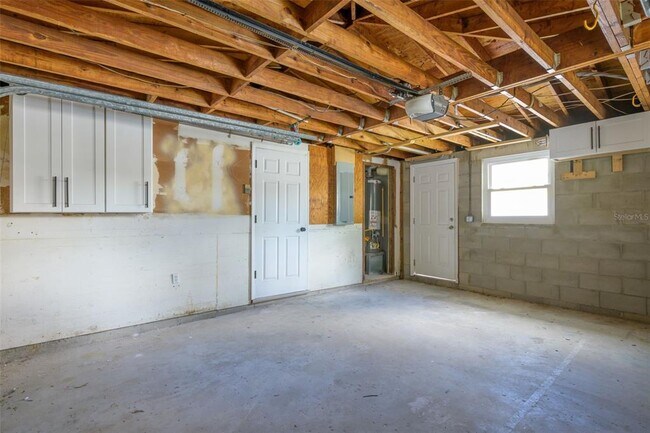 Building Photo - 2000 Shore Acres Blvd NE