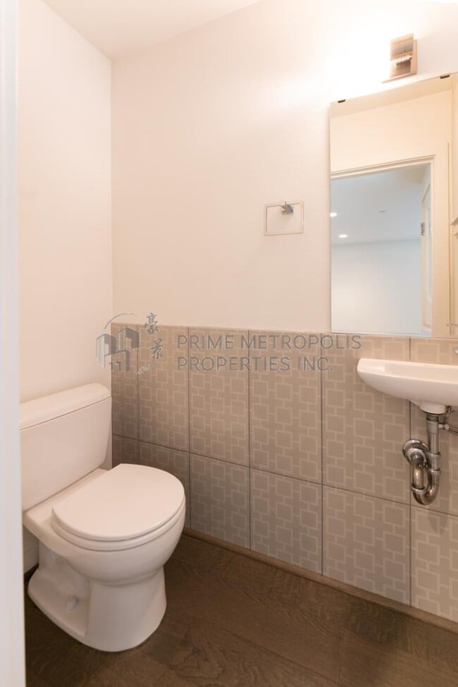 Building Photo - 3 bedroom in Bellevue WA 98004
