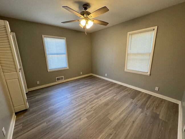 Building Photo - short term lease available