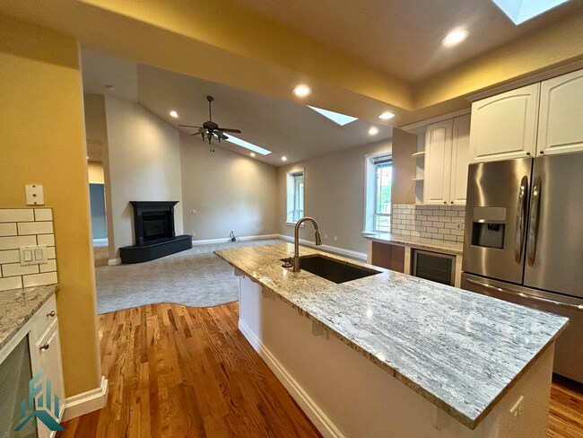 Building Photo - Modern and Spacious 3 Bed/2.5 Bath Home