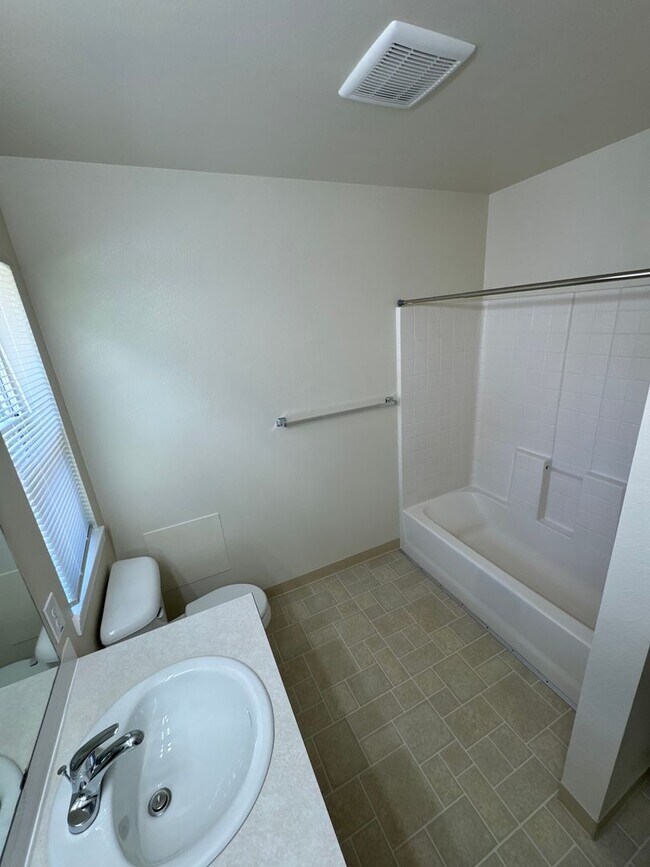 Building Photo - Available Now – Spacious 3 Bedroom, 2.5 Bath Home in a Prime Corvallis Location