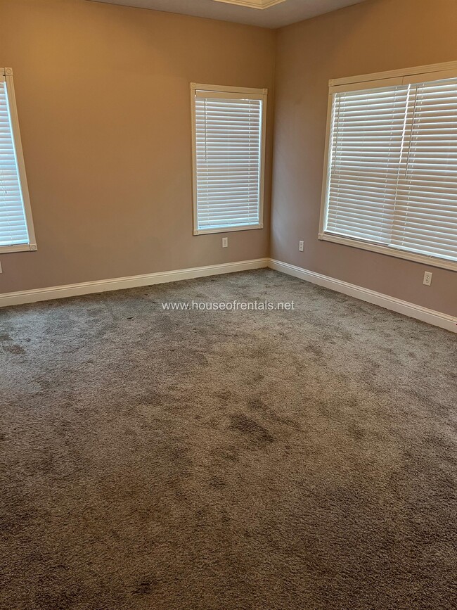 Building Photo - 305 S McVicker Dr