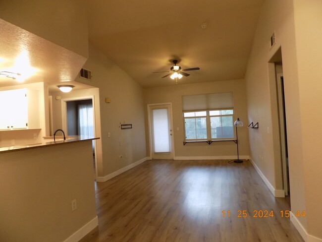 Building Photo - Well maintained up stairs condo