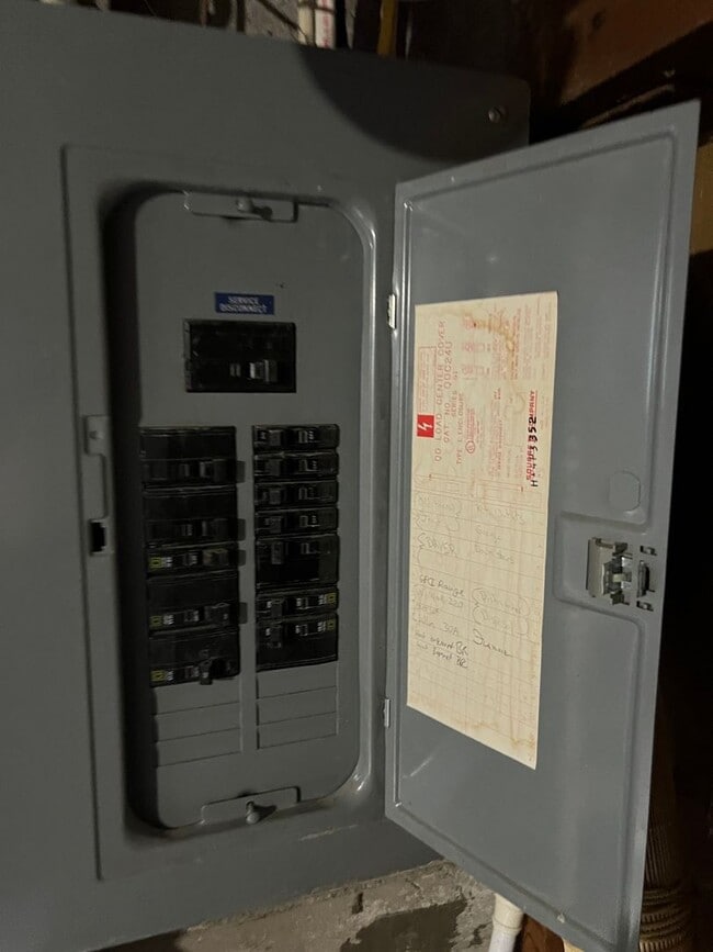 Building Photo - 3 Bed 2 Bath House