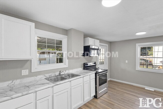 Building Photo - 1204 Navarre Ave