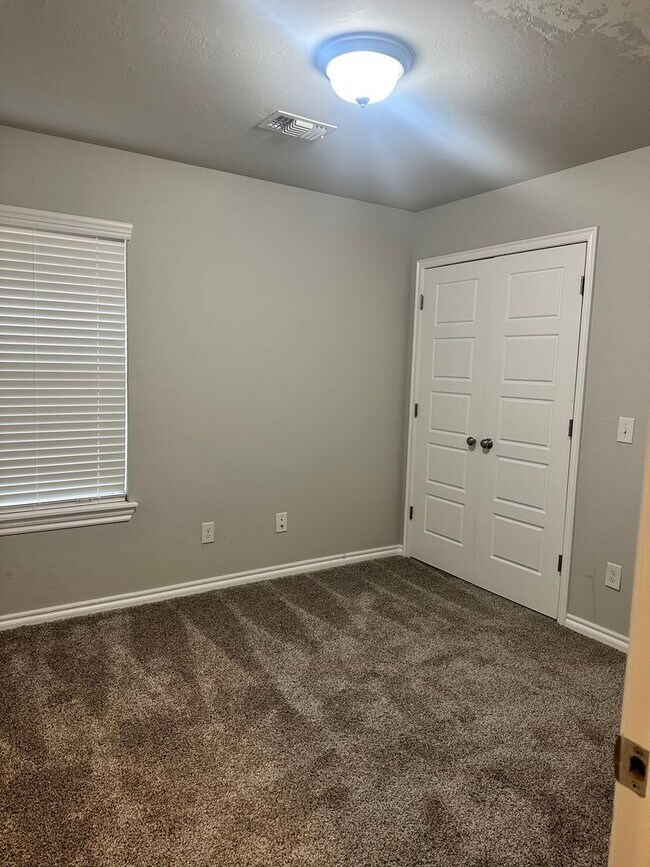 Building Photo - FIRST MONTH FREE! Great Location!