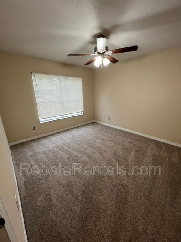 Building Photo - 13700 Richmond Park Dr N