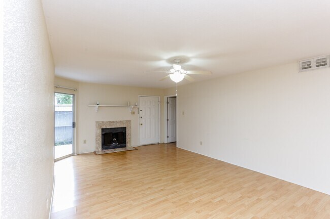 Building Photo - 9797 Leawood Blvd