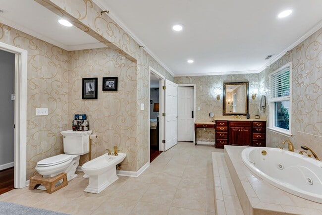Building Photo - A rare estate-style rental in Thoroughgood