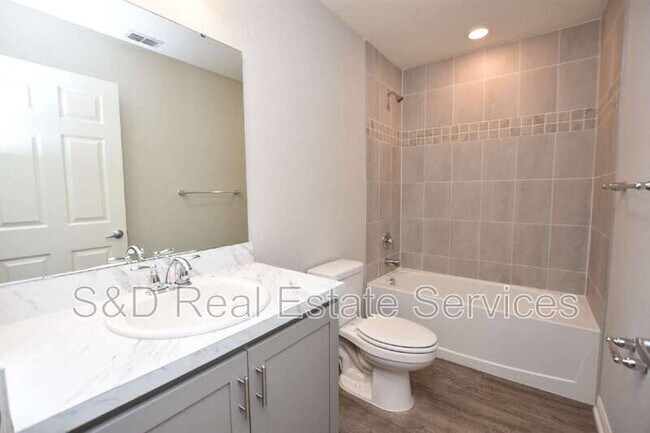 Building Photo - 372 Cascara Ln