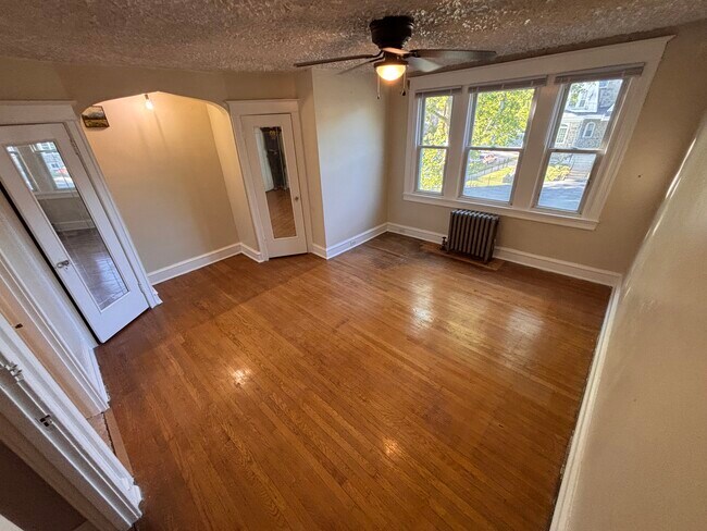 Large master bedroom - 5650 Woodcrest Ave