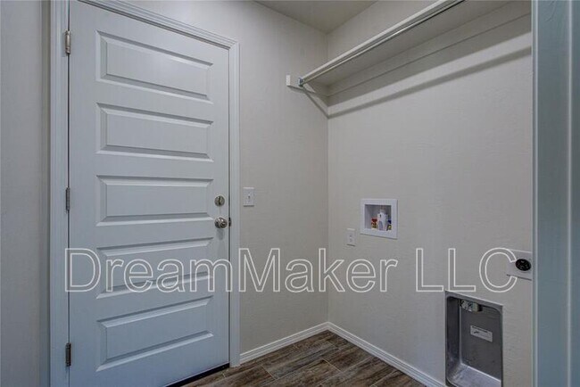 Building Photo - 2328 27th Ct