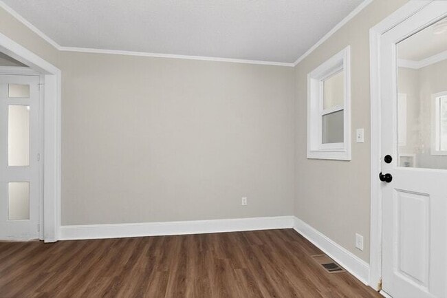 Building Photo - 3BD/2BA Single Family Home on Large Lot!