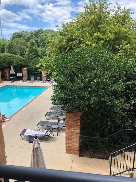 Building Photo - 400 Mills Ave