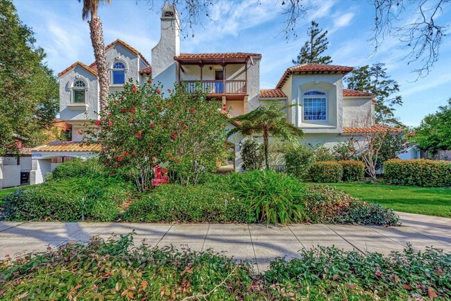 Building Photo - Spacious Townhome in Palo Alto
