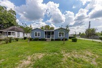 Building Photo - Cute and cozy 3 bedroom / 2 bath home in L...