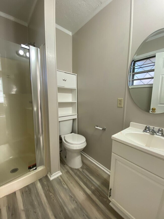 Building Photo - Huge 4 Bedroom in West Tulsa