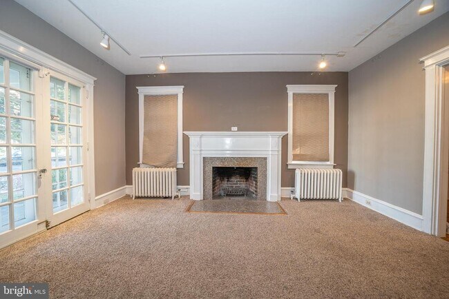 Building Photo - 709 E 20th St