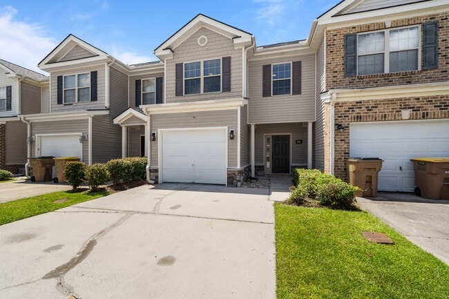 Building Photo - Thoughtfully Designed 4BR Home in The Commons with Open Floor Plan
