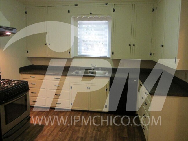 Building Photo - Classic 3 bedroom 2 bathroom home!