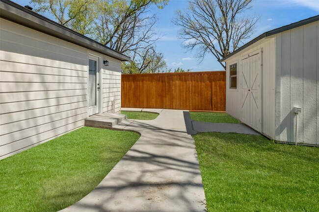 Building Photo - 1003 Claxton St