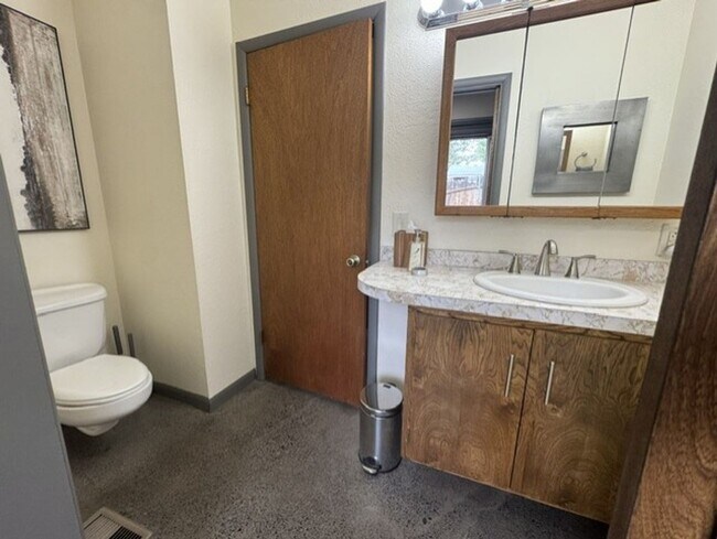 Building Photo - Fantastic location just steps from the Deschutes River and 1st St Rapids Park