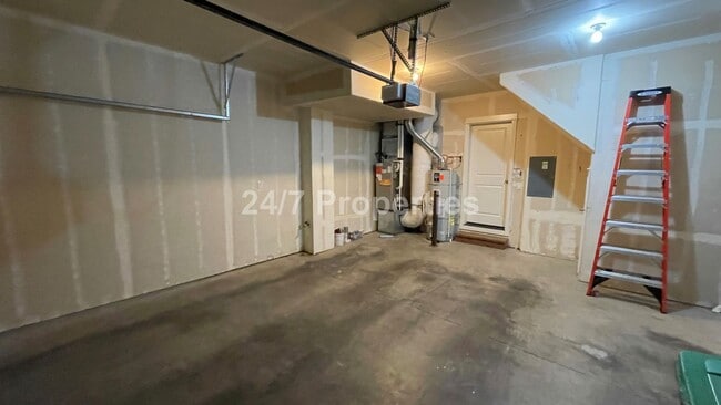 Building Photo - Beautiful 3 BD I 3.5 BA Townhome w/ Double...