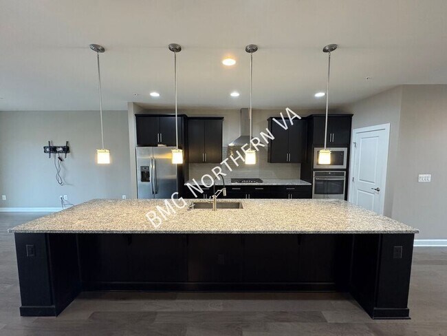 Building Photo - 43339 Stadium Ter