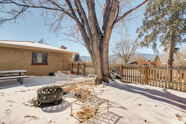 Building Photo - Ranch Style Brick home, charming and convenient!