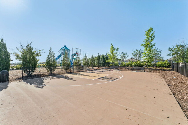 Building Photo - 816 Will Scarlett Ave