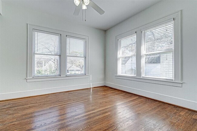 Building Photo - 1024 Heights Blvd