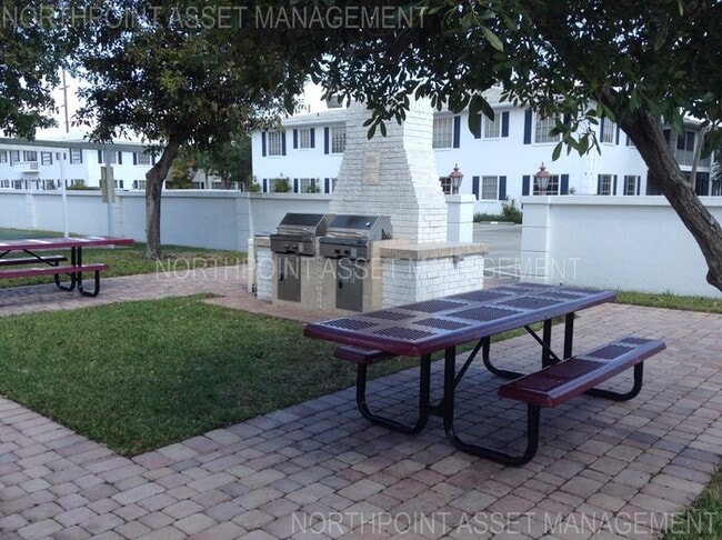 Building Photo - Charming 2BR 1BA Home w/ Pool Access in Fort Lauderdale