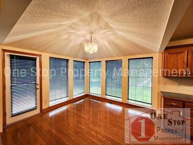 Building Photo - 3 Bedroom, 2 Full Bathrooms and oversized ...