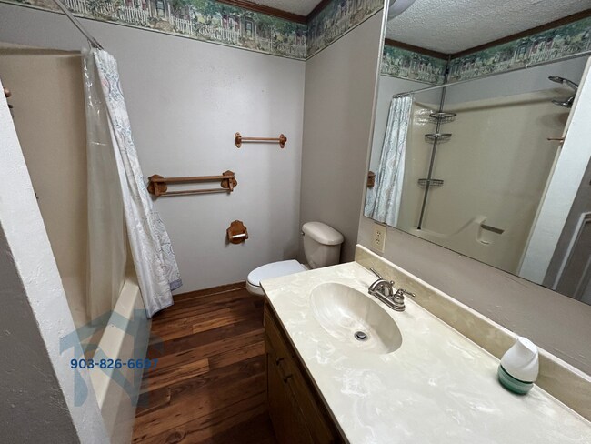 Building Photo - 104 Pinewood Ct