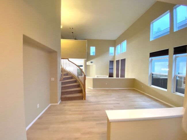 Building Photo - Spacious 3 Bed 2.5 Bath with a loft Ventura home