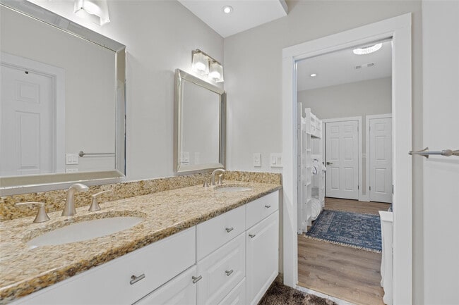 Building Photo - 9010 Gardens Glen Cir