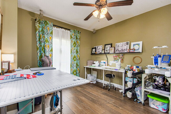 Building Photo - 5 Bed House convenient to Navarre and Hurl...