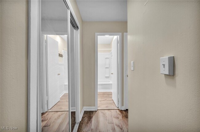 Building Photo - 11850 Edgewater Dr