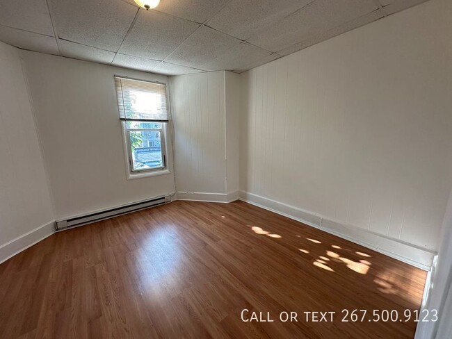 Building Photo - Spacious 3BR/1BA unit available Now.   New...