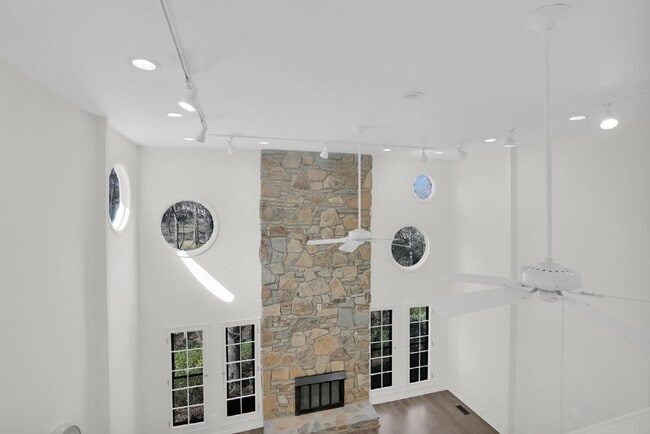 Building Photo - NOT YOUR AVERAGE 4 BEDROOM HOUSE!