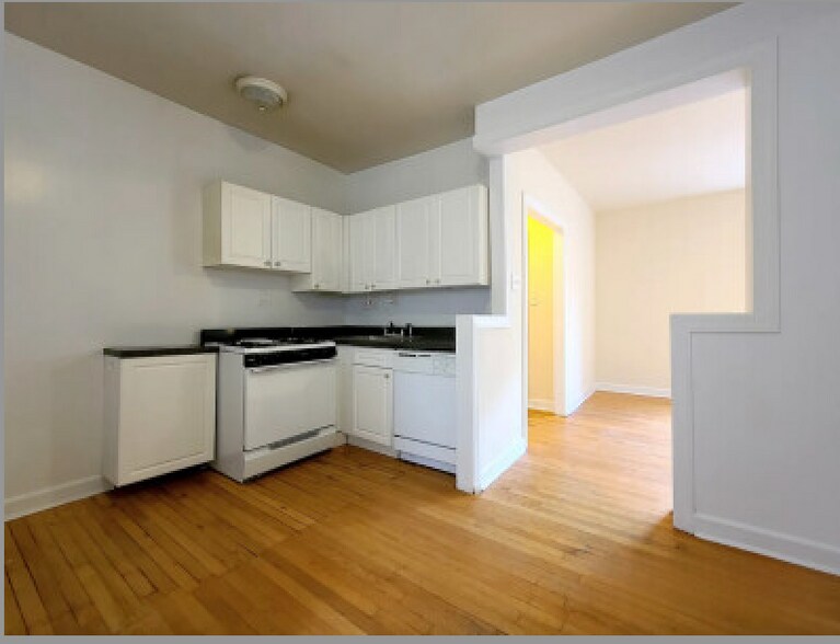 Building Photo - 3755 N Pine Grove Ave