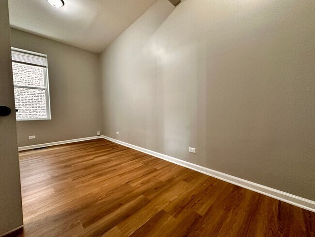 Building Photo - Amazing 4-bed Duplex by UIC