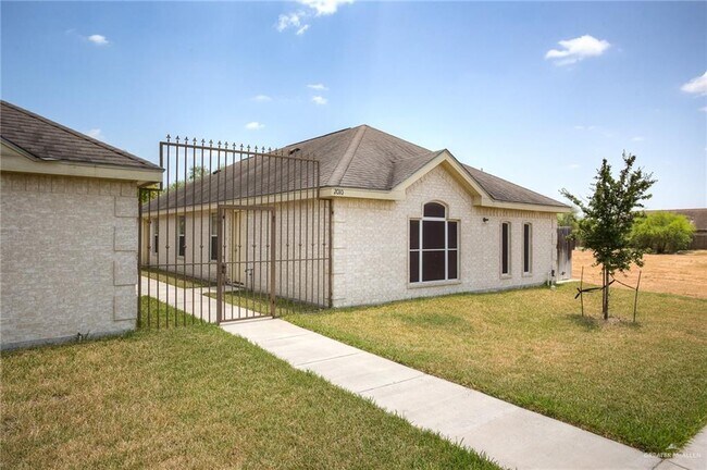 Primary Photo - 8 Bahamas Dr