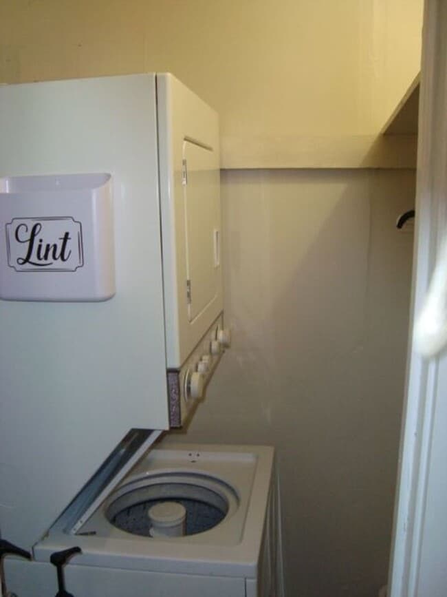 Building Photo - Fully furnished One bedroom/One Bathroom a...