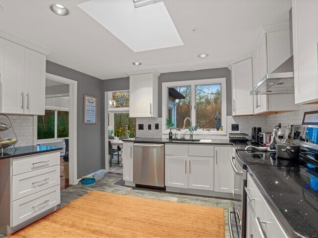 Building Photo - 10 Tupelo Rd