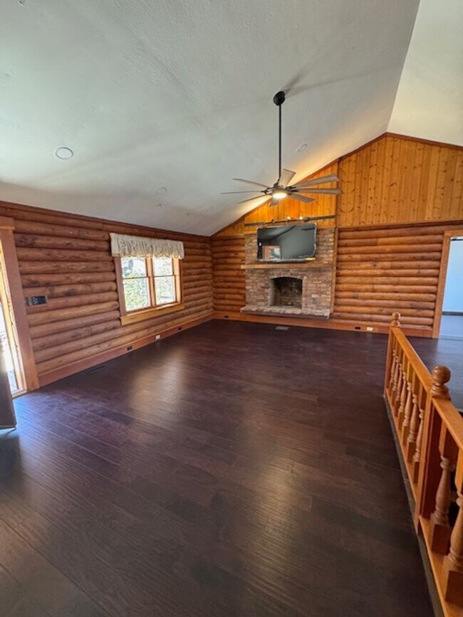 Building Photo - Lake View Rental in Gray