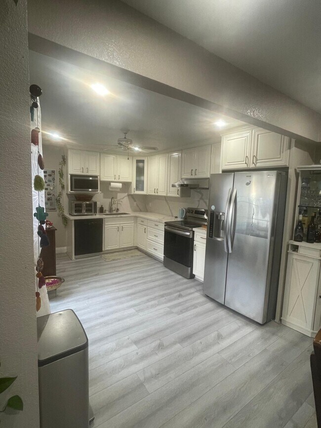 Building Photo - 7734 Creekside Dr