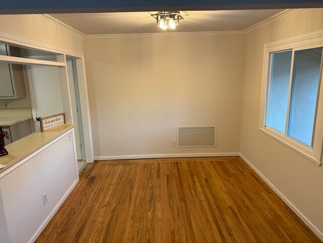 Building Photo - 701 Poinsettia Ave
