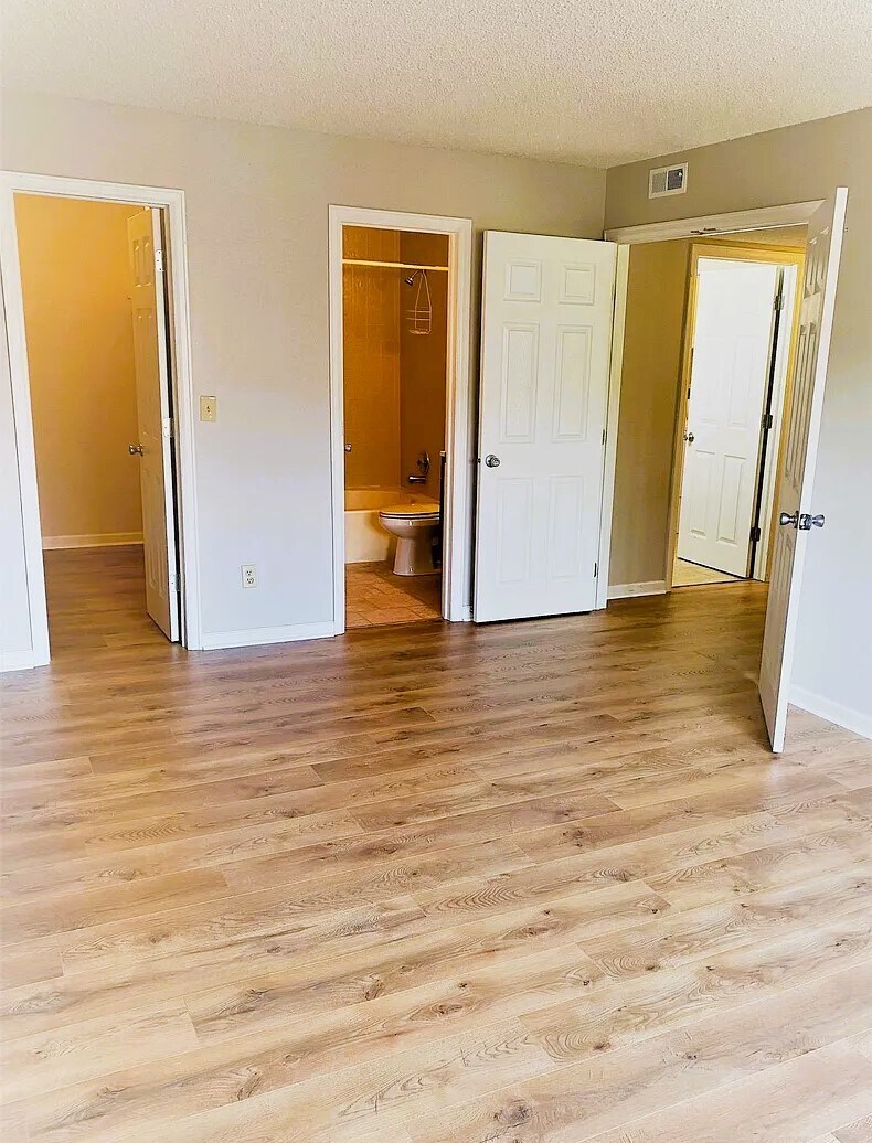 Building Photo - 8225 Fairmount Dr